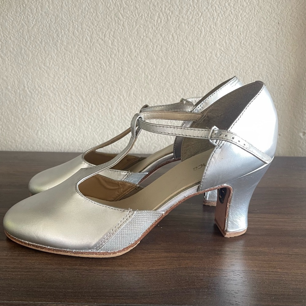 So Danca Silver 3inch character dance shoes Size 10M     New, never worn
